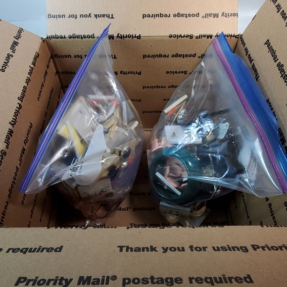 5 POUNDS OF MISCELLANEOUS COSTUME JEWELRY - Picture 5 of 5